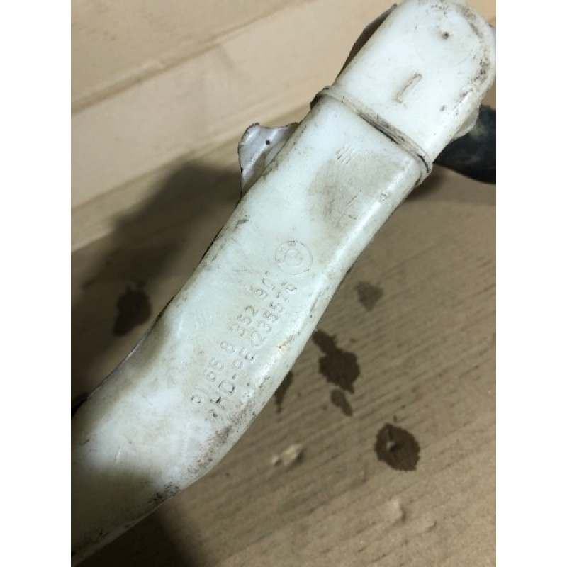 Горловина бачка омивача (кузов і елементи) BMW 7-series E38 61668352901