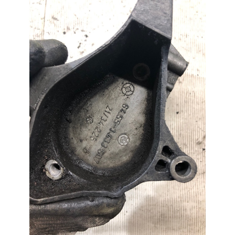 Кронштейн компрессора кондиционера (кронштейны двигателя) BMW 3-series E46 64551433507