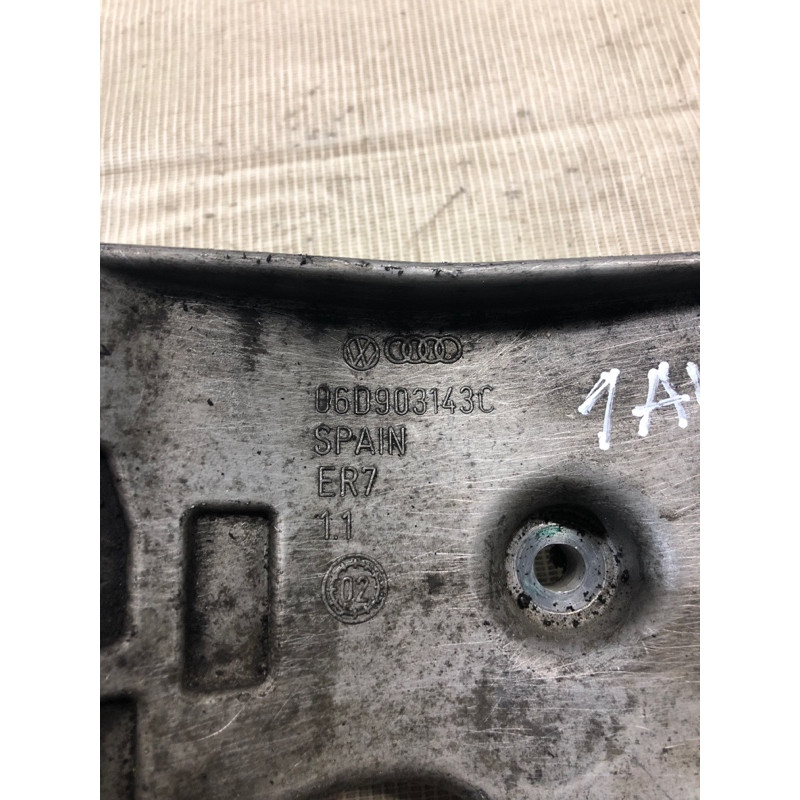 Кронштейн генератора (кронштейны двигателя) AUDI A4 B6 2003 2.0 ALT 06d903143c