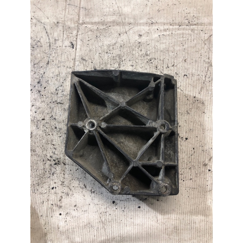 Кронштейн компрессора кондиционера (кронштейны двигателя) BMW 7-series E32 1990 M70b50 64551713654