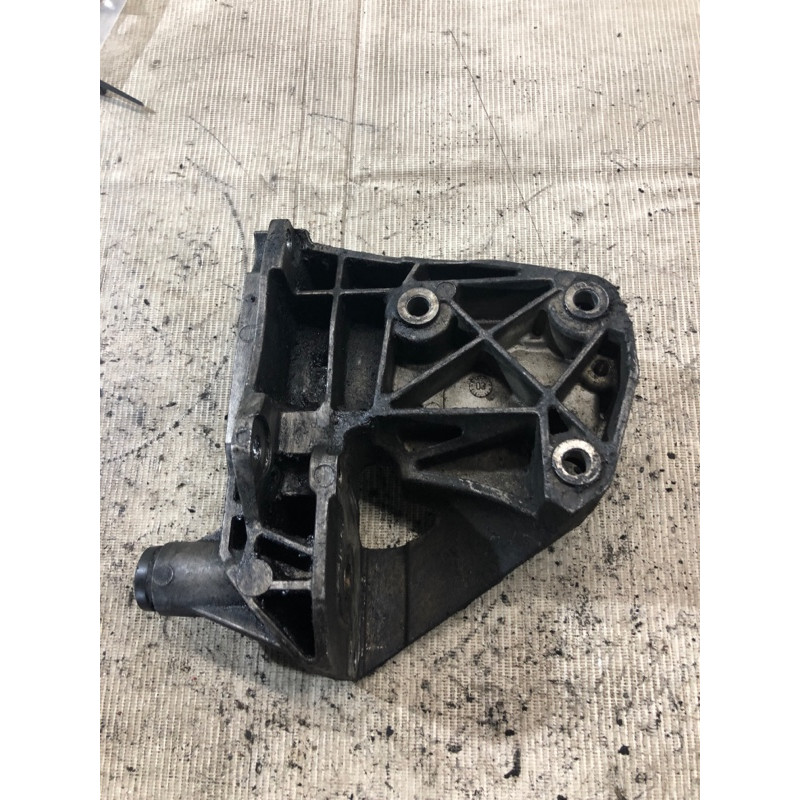 Кронштейн компрессора кондиционера (кронштейны двигателя) BMW 3-series E46 M43b18 64557786708