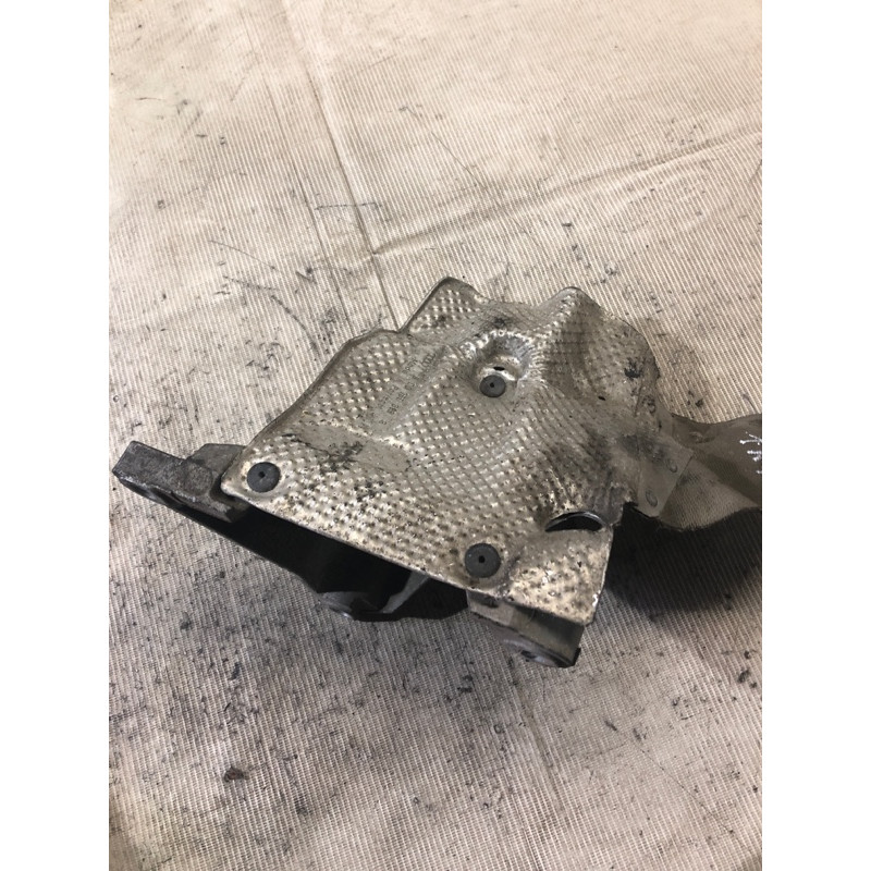 Кронштейн подушки двигателя (кронштейны двигателя) AUDI A4 B6 2003 2.0 ALT 8e0199308a