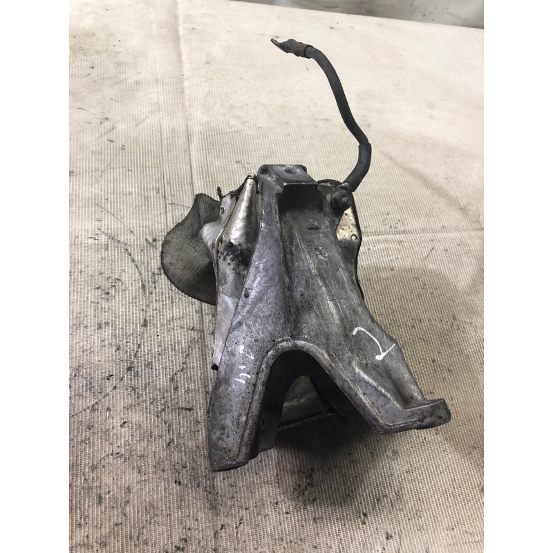Кронштейн подушки двигателя (кронштейны двигателя) AUDI A4 B6 2003 1.8 BFB 8e0199308d