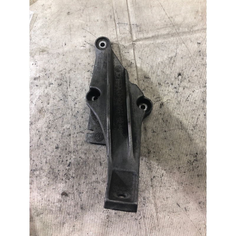 Кронштейн подушки двигателя (кронштейны двигателя) BMW 5-series E39 1999 M51d25 22111092425