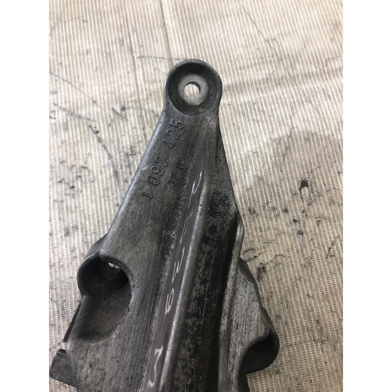 Кронштейн подушки двигателя (кронштейны двигателя) BMW 5-series E39 1999 M51d25 22111092425