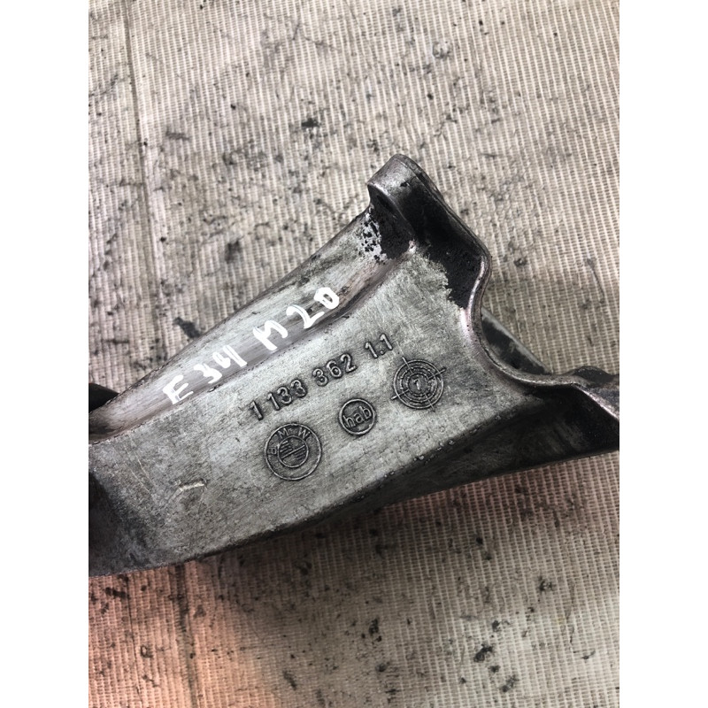 Кронштейн подушки двигателя (кронштейны двигателя) BMW 5-series E34 11811133362