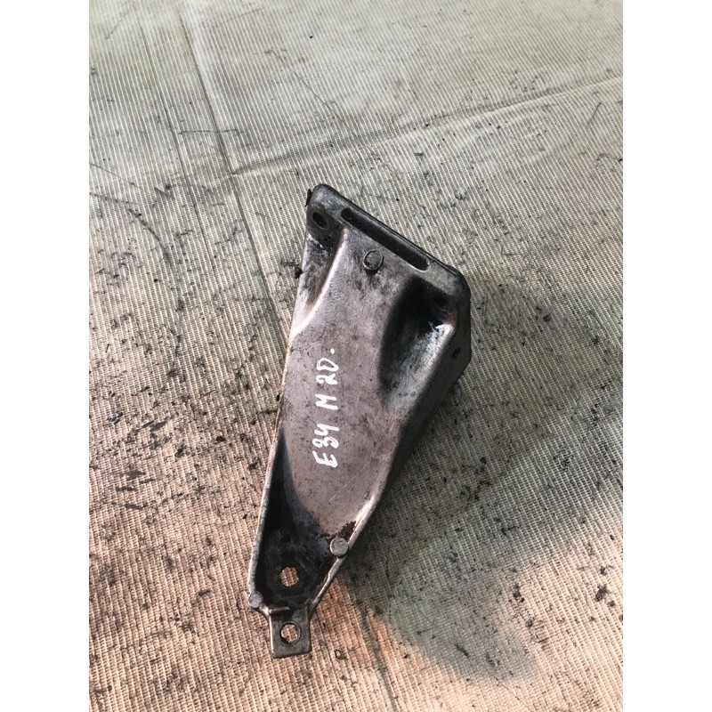 Кронштейн подушки двигателя (кронштейны двигателя) BMW 5-series E34 11811133362