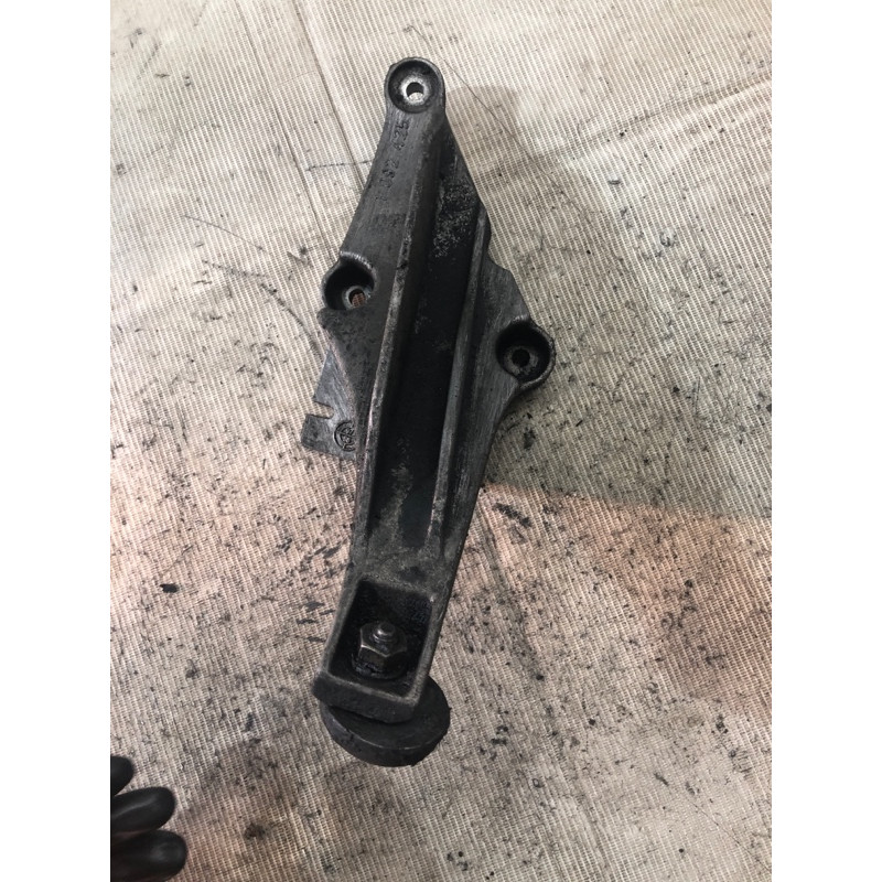 Кронштейн подушки двигателя (кронштейны двигателя) BMW 5-series E39 22111092425