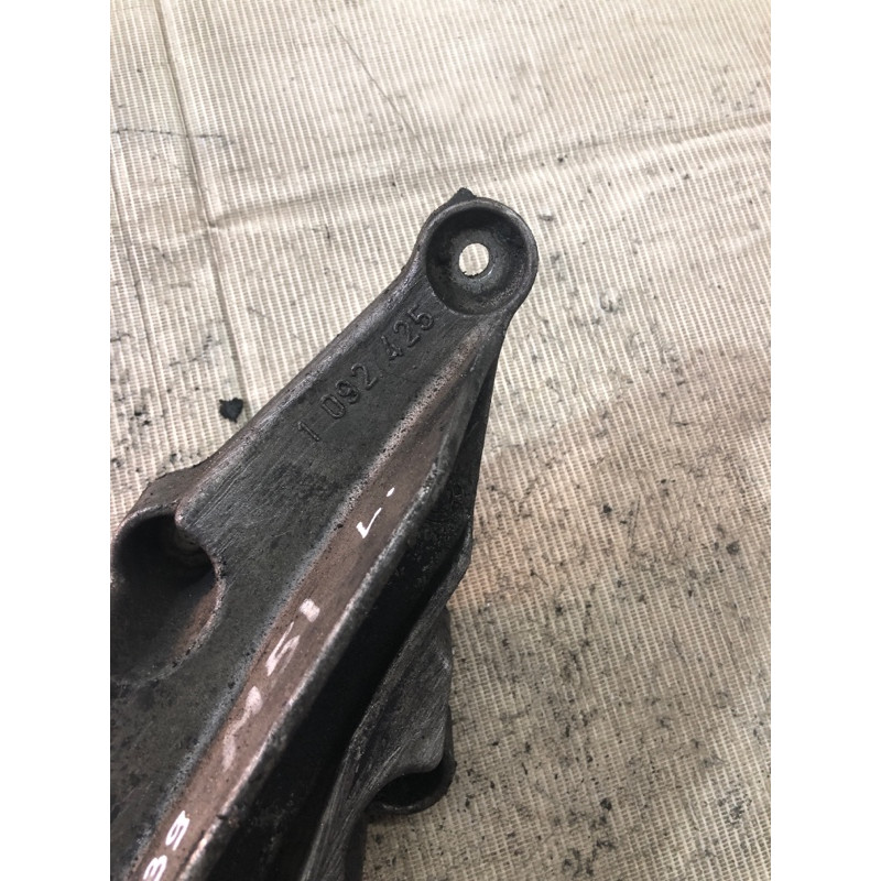 Кронштейн подушки двигателя (кронштейны двигателя) BMW 5-series E39 22111092425