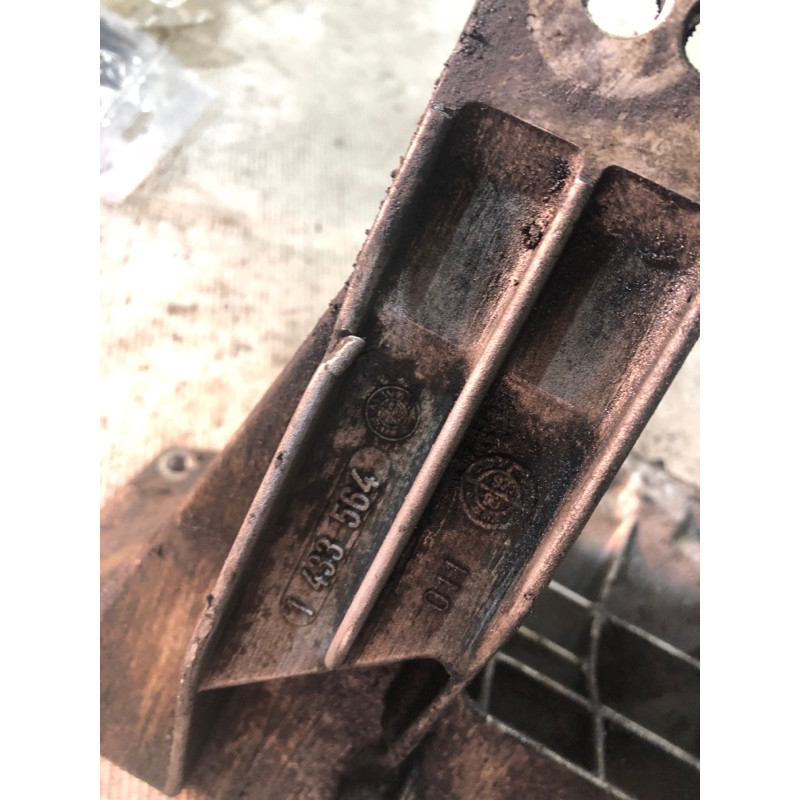 Кронштейн подушки двигателя (кронштейны двигателя) BMW 5-series E39 1433564