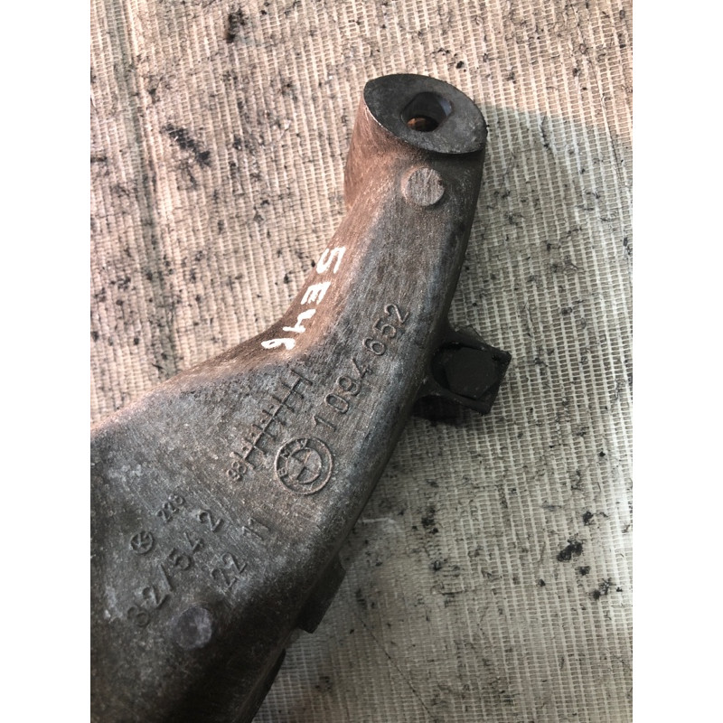 Кронштейн подушки двигателя (кронштейны двигателя) BMW 3-series E46 M43b18 22111094652