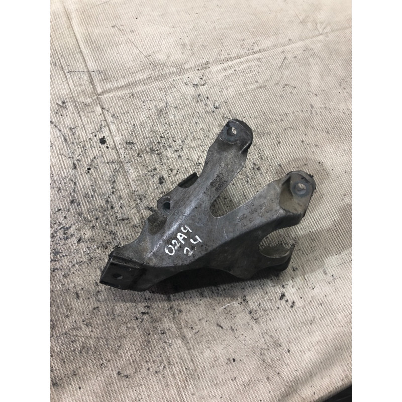 Кронштейн подушки двигателя (кронштейны двигателя) AUDI A4 B6 2.4BDV 8e0199307e