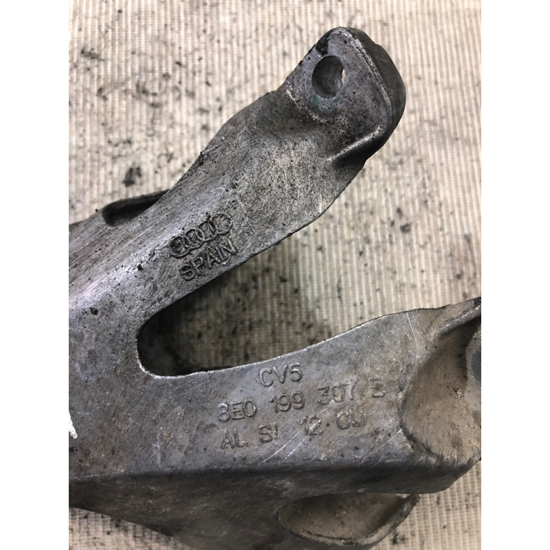 Кронштейн подушки двигателя (кронштейны двигателя) AUDI A4 B6 2.4BDV 8e0199307e