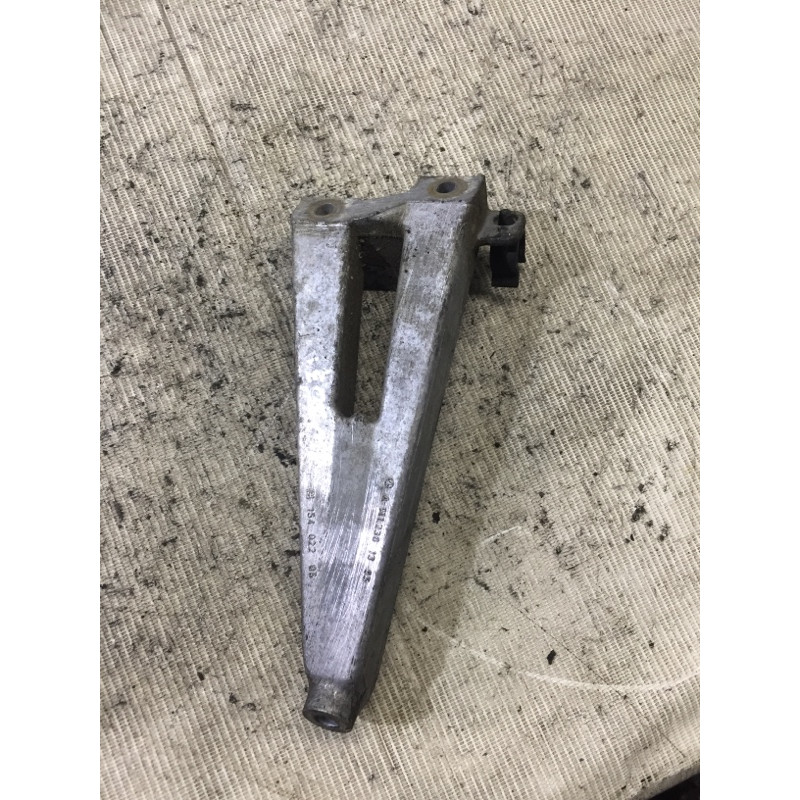 Кронштейн подушки двигателя (кронштейны двигателя) Mercedes-Benz C-class W203 1.8 M111.951 a1112361395