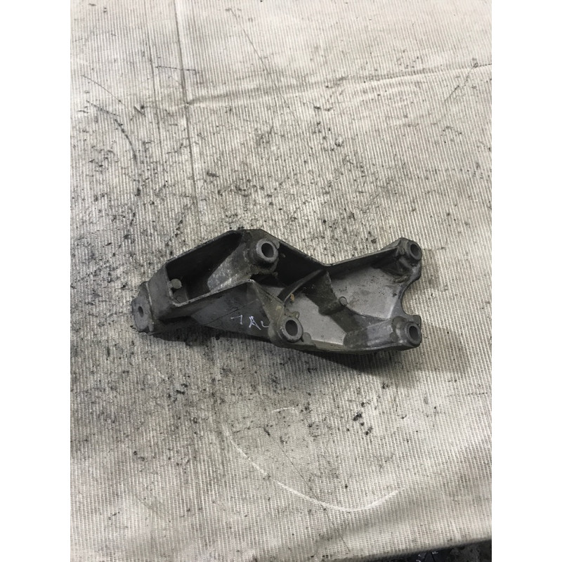 Кронштейн подушки двигателя (кронштейны двигателя) AUDI A4 B6 2003 2.0 ALT 8E0199307A