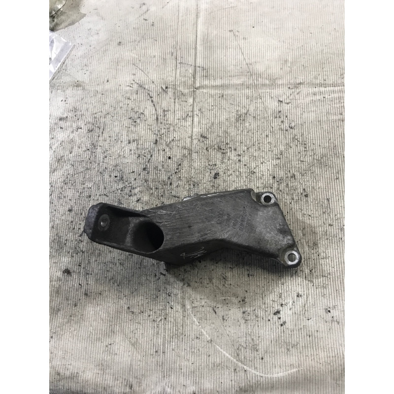 Кронштейн подушки двигателя (кронштейны двигателя) AUDI A4 B6 2003 1.8 BFB 8E0199307A