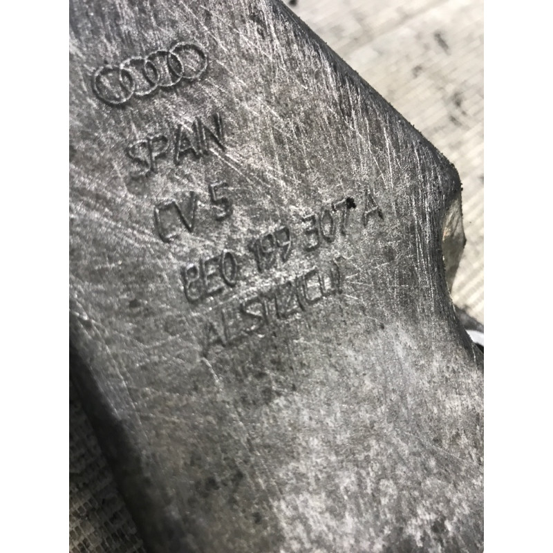 Кронштейн подушки двигателя (кронштейны двигателя) AUDI A4 B6 2003 1.8 BFB 8E0199307A