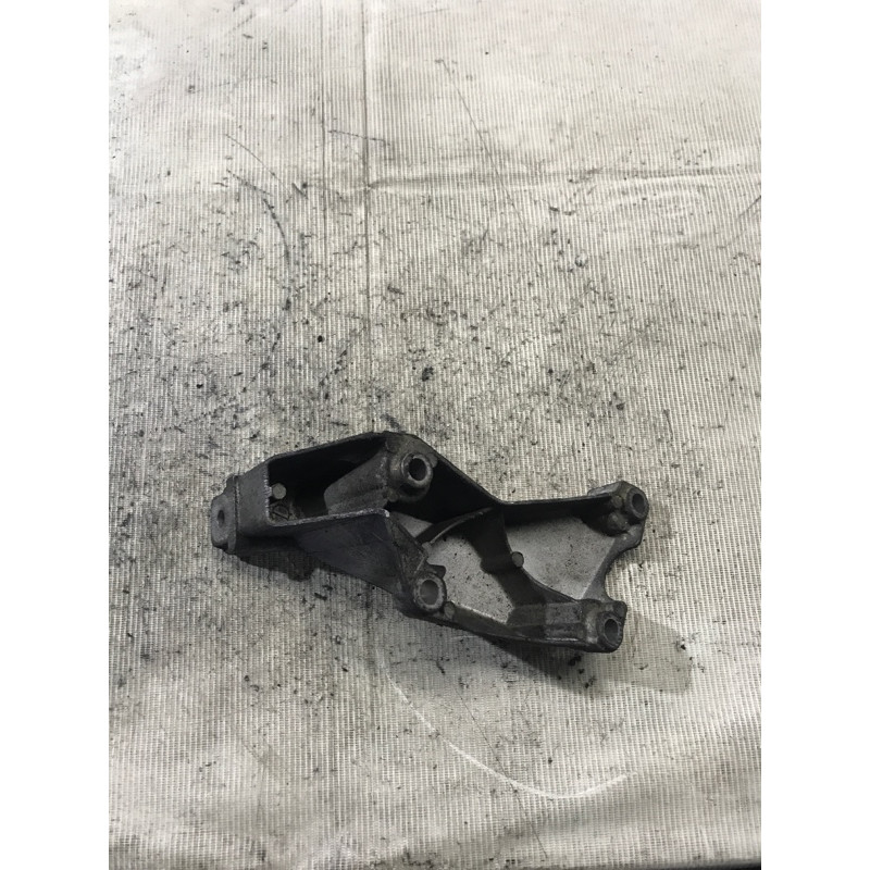 Кронштейн подушки двигателя (кронштейны двигателя) AUDI A4 B6 2003 1.8 BFB 8E0199307A