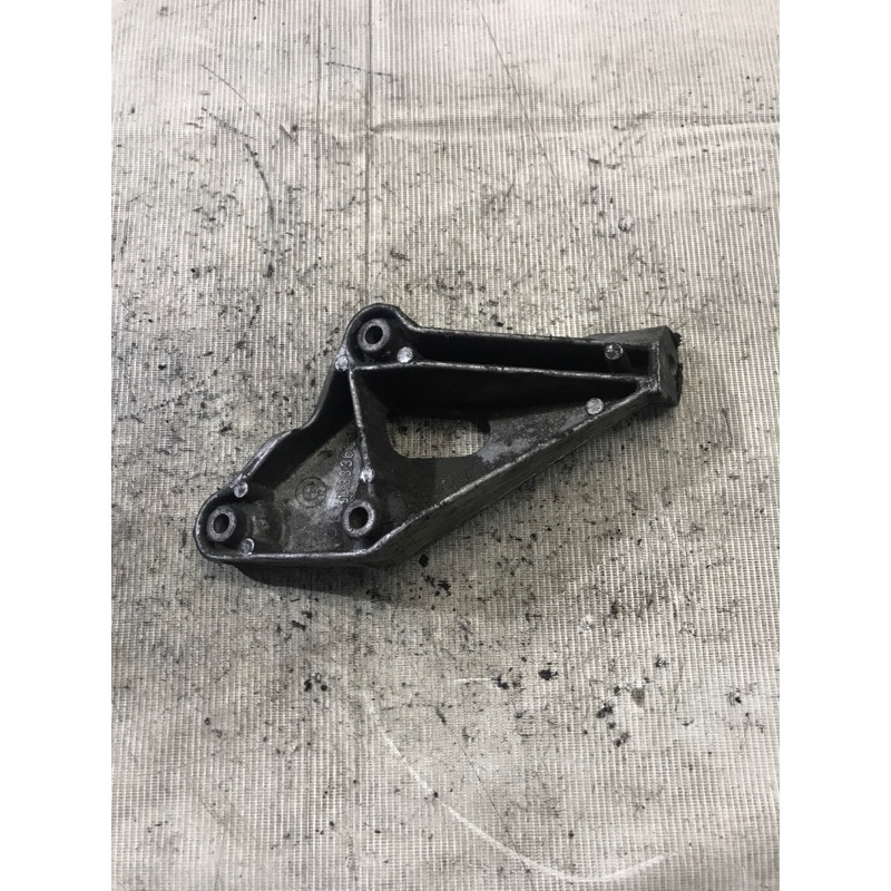 Кронштейн подушки двигателя (кронштейны двигателя) BMW 3-series E30 11811133363