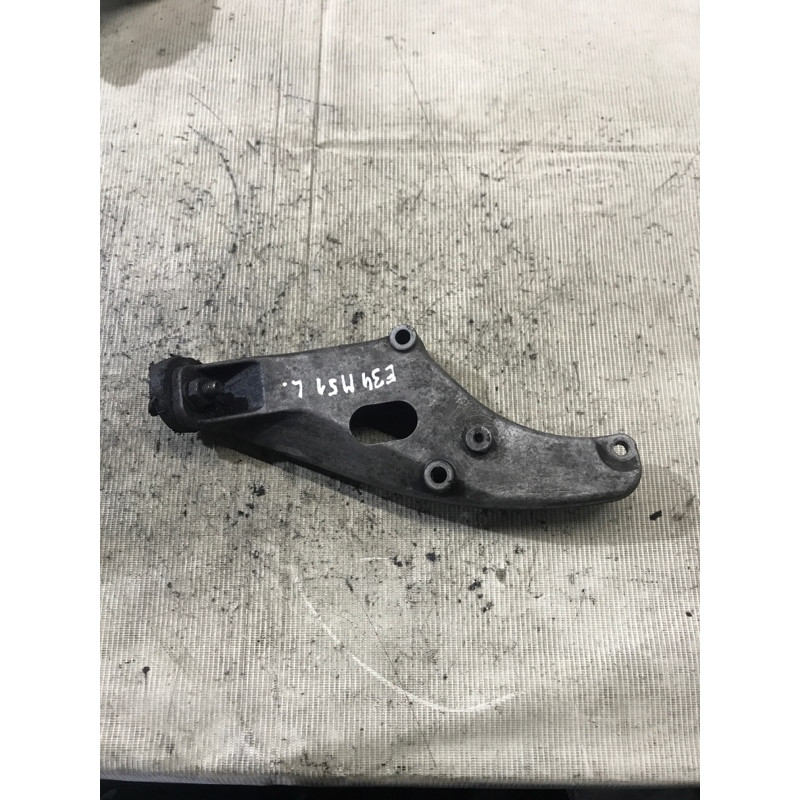 Кронштейн подушки двигателя (кронштейны двигателя) BMW 5-series E34 11811139424