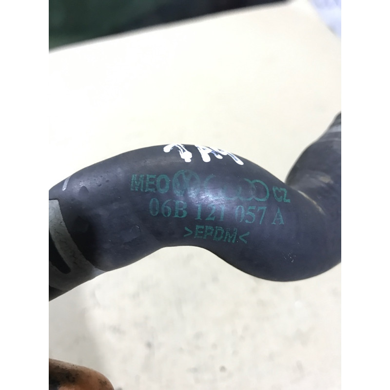 Патрубок (система охлаждения) AUDI A4 B6 2003 2.0 ALT 06B121057A