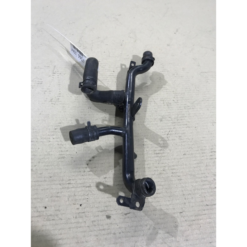 Патрубок (система охлаждения) AUDI A4 B6 2.4BDV 06B121065AD