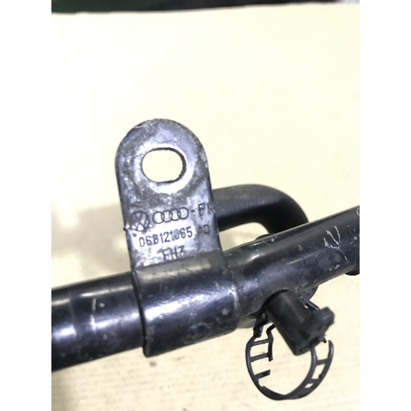 Патрубок (система охлаждения) AUDI A4 B6 2.4BDV 06B121065AD