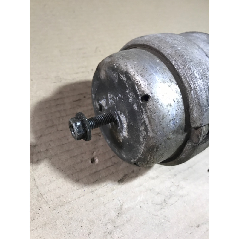 Подушка двигателя (двигатель и элементы) AUDI A4 B6 2.4BDV 8E0199379D
