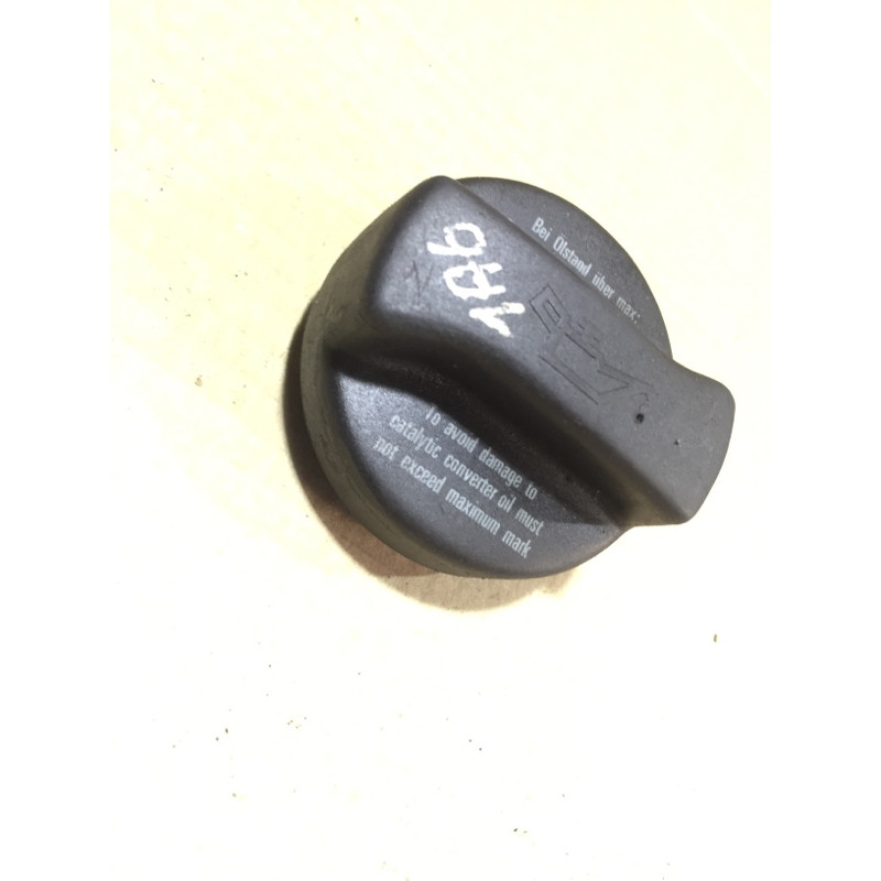 Крышка маслозаливной горловины (двигатель и элементы) AUDI A6 C5 2001 2.5 AKE 026103485