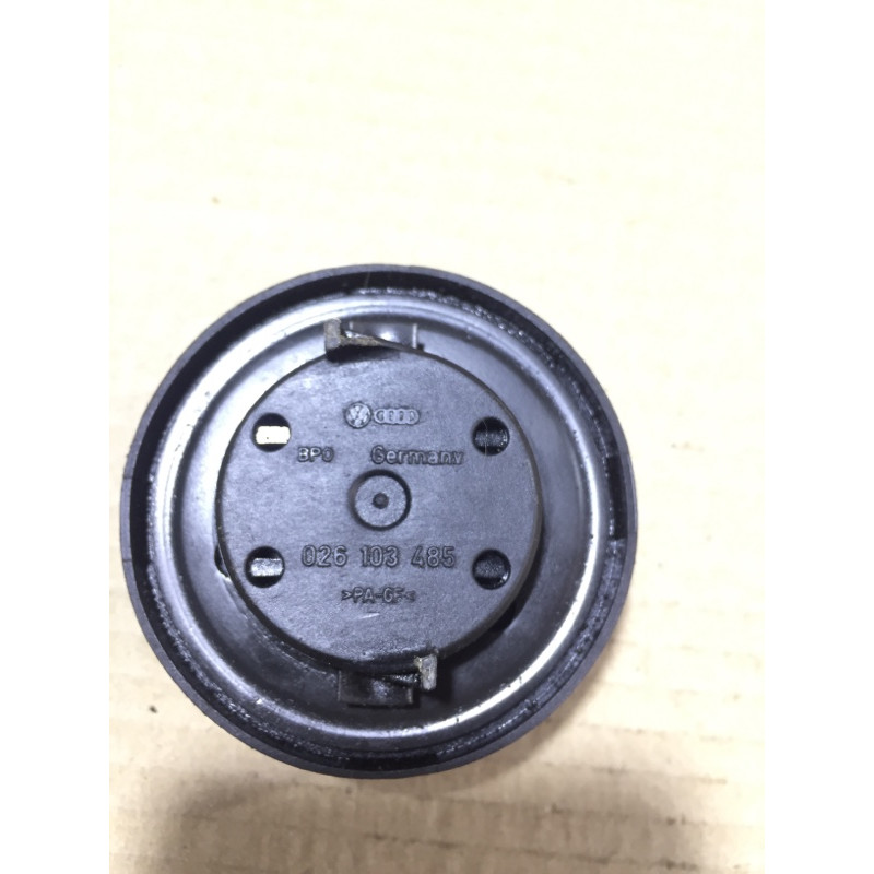 Крышка маслозаливной горловины (двигатель и элементы) AUDI A6 C5 2001 2.5 AKE 026103485