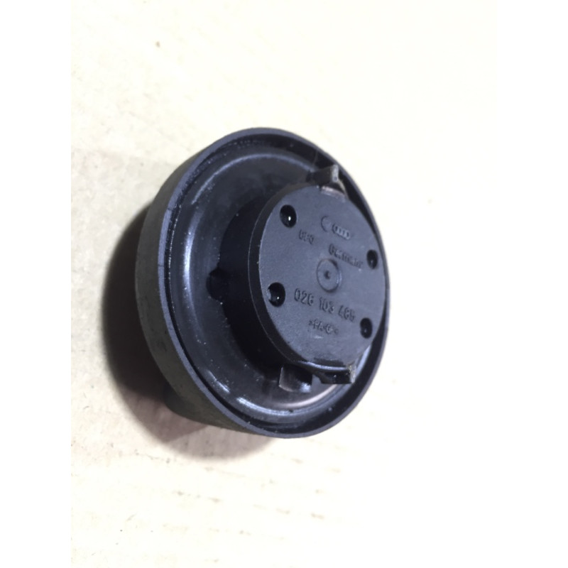 Крышка маслозаливной горловины (двигатель и элементы) AUDI A6 C5 2001 2.5 AKE 026103485