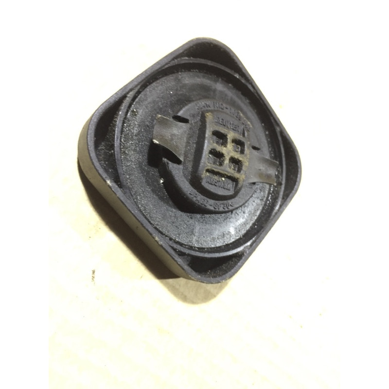 Кришка маслозаливної горловини (двигун та елементи) BMW 5-series E34 11121739340