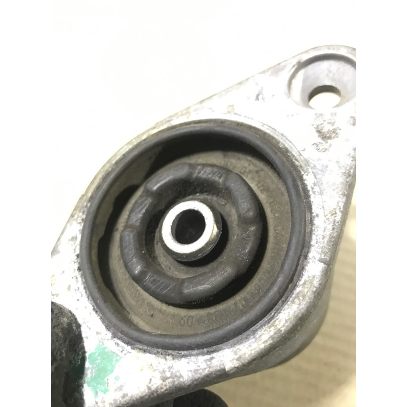 Опора стойки (подвеска) AUDI A4 B6 2.4BDV 8E0513353D