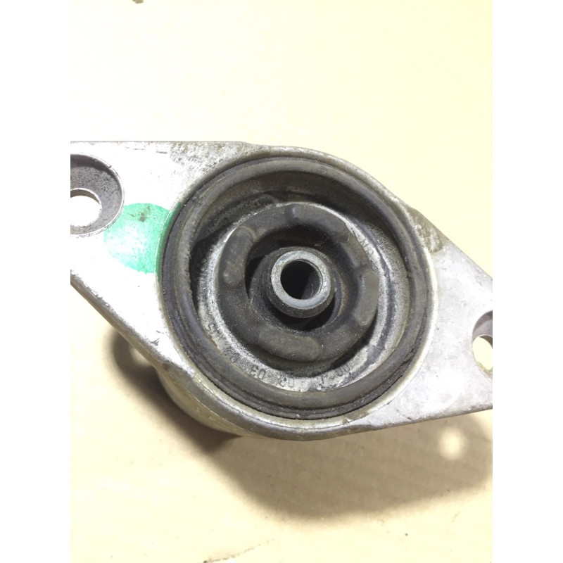 Опора стойки (подвеска) AUDI A4 B6 2003 2.0 ALT 8E0513353D