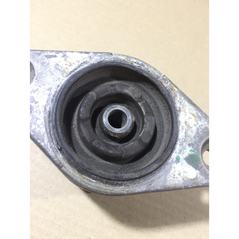 Опора стойки (подвеска) AUDI A4 B6 2.4BDV 8E0513353D