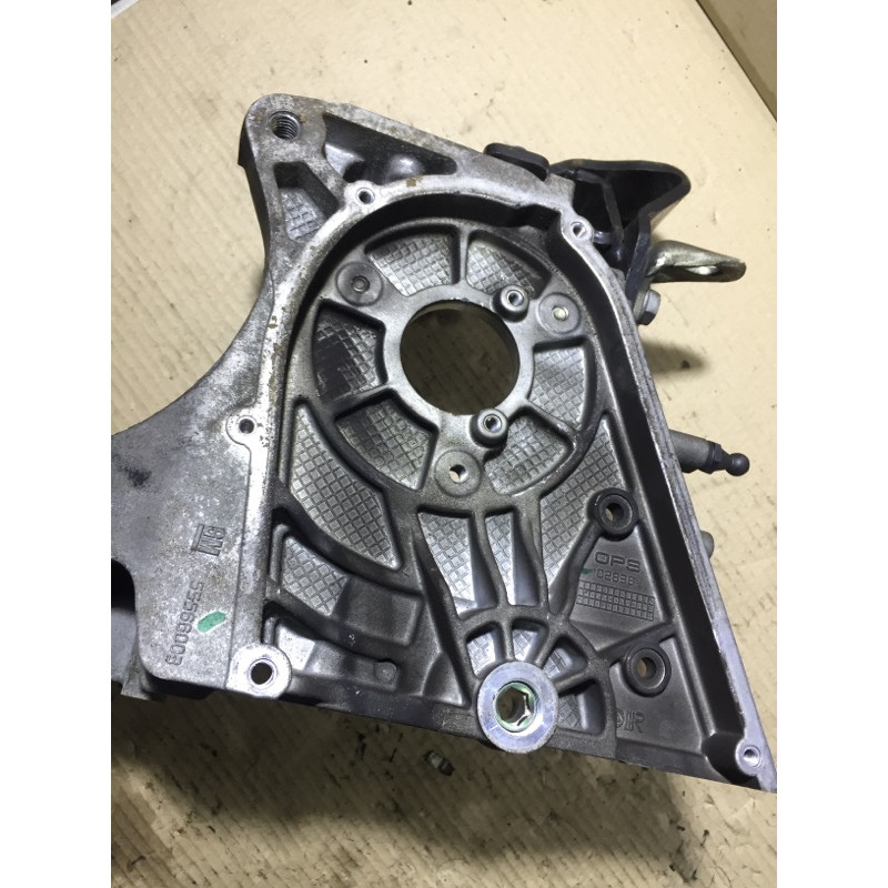 Кронштейн генератора (кронштейны двигателя) Opel Insignia A 2012 2.0 DTH 55566003