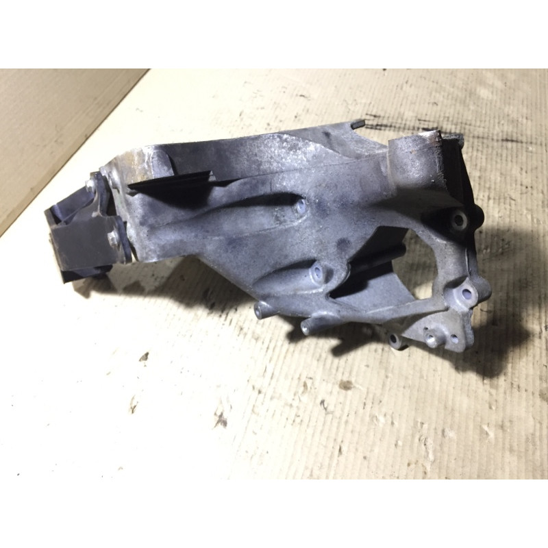 Кронштейн генератора (кронштейны двигателя) Opel Insignia A 2012 2.0 DTH 55566003