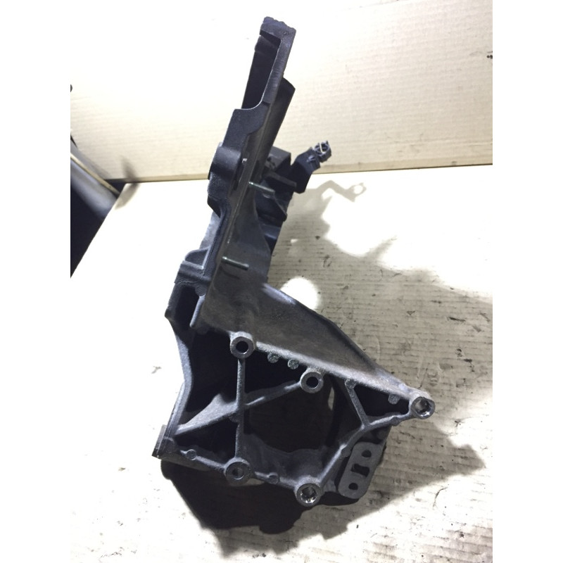 Кронштейн генератора (кронштейны двигателя) Opel Insignia A 2012 2.0 DTH 55566003