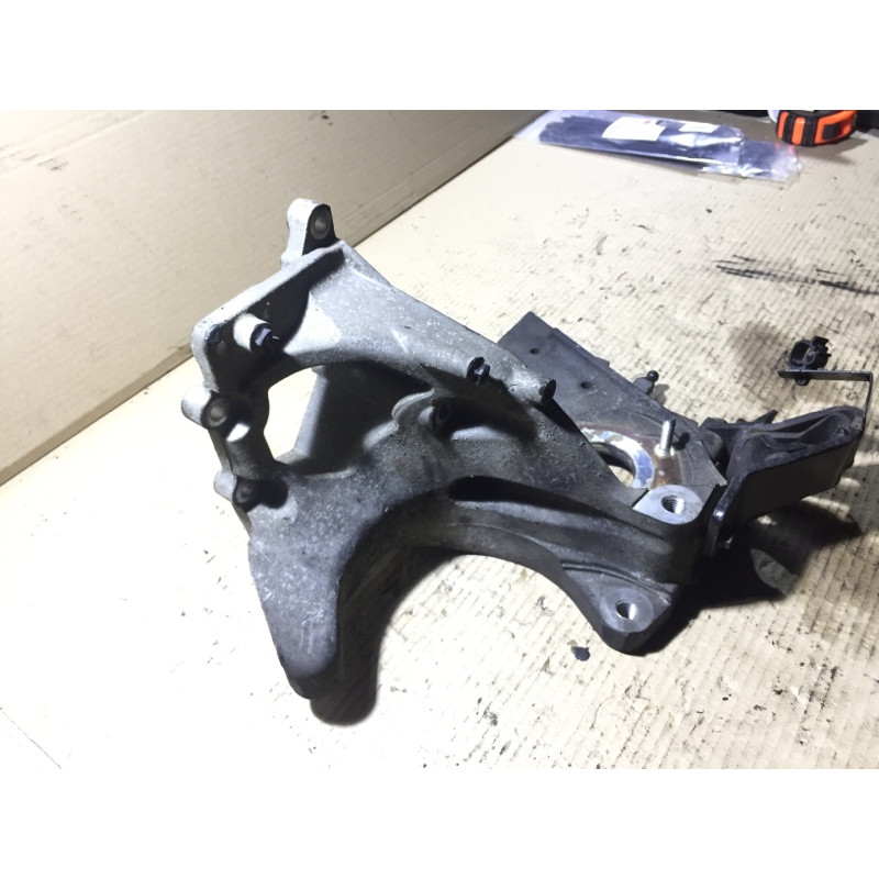 Кронштейн генератора (кронштейны двигателя) Opel Insignia A 2010 2.0 DTH 55566003