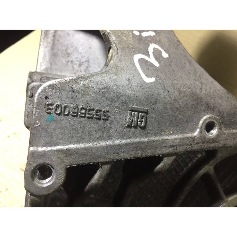 Кронштейн генератора (кронштейны двигателя) Opel Insignia A 2009 2.0 DTH 55566003