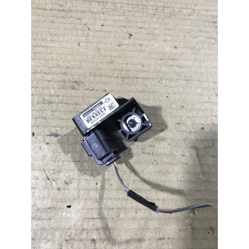 Датчик удара (электрика / датчики) Renault Megane 2 2004 1.9 DCI 8200411025