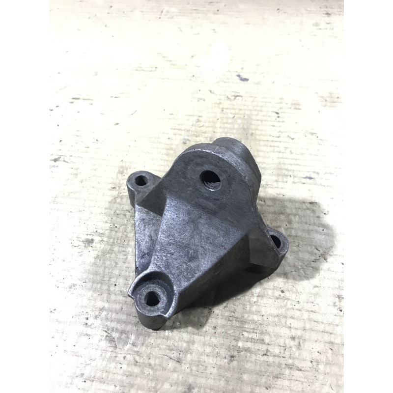 Кронштейн подушки двигателя (кронштейны двигателя) Renault Megane 2 2004 1.9 DCI 8200072747