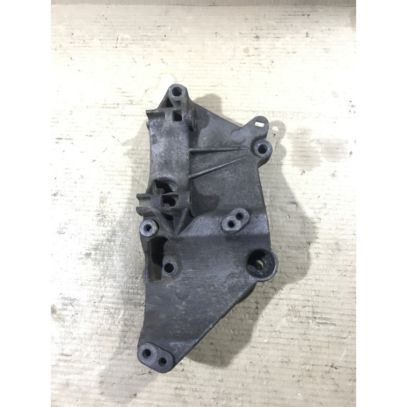Кронштейн генератора (кронштейны двигателя) Renault Megane 2 2004 1.9 DCI 8200100148