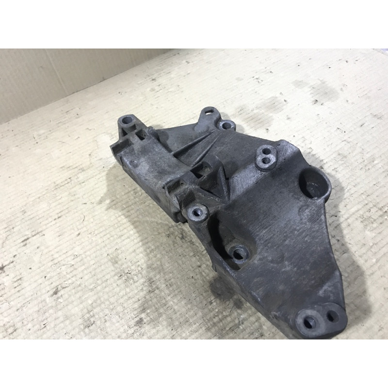 Кронштейн генератора (кронштейны двигателя) Renault Megane 2 2004 1.9 DCI 8200100148