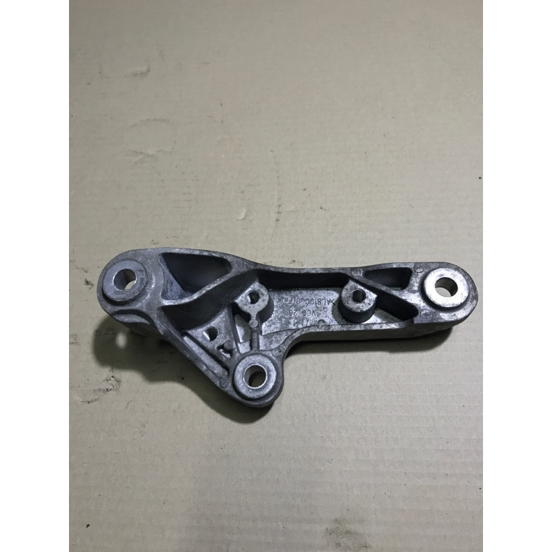 Кронштейн (двигатель и элементы) Opel Insignia A 2012 2.0 DTH 13228255