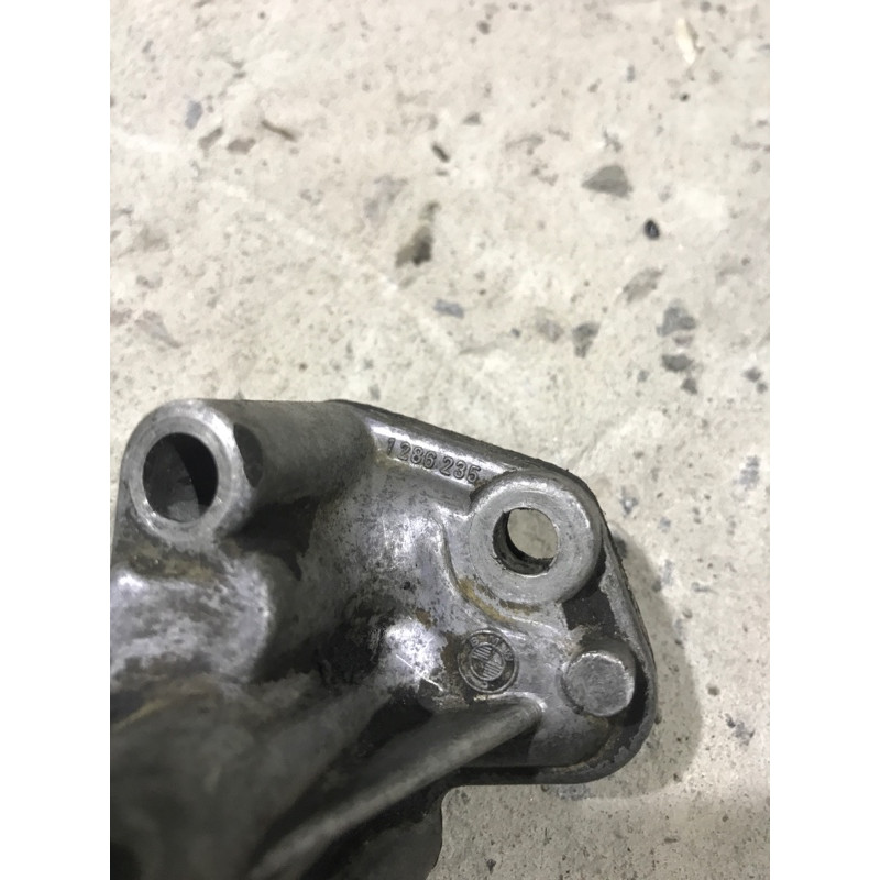 Корпус масляного фильтра (двигатель и элементы) BMW 3-series E30 11421289128