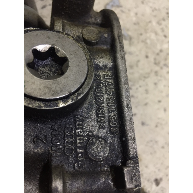 Корпус масляного фильтра (двигатель и элементы) AUDI A4 B6 2.4BDV 06B115417F