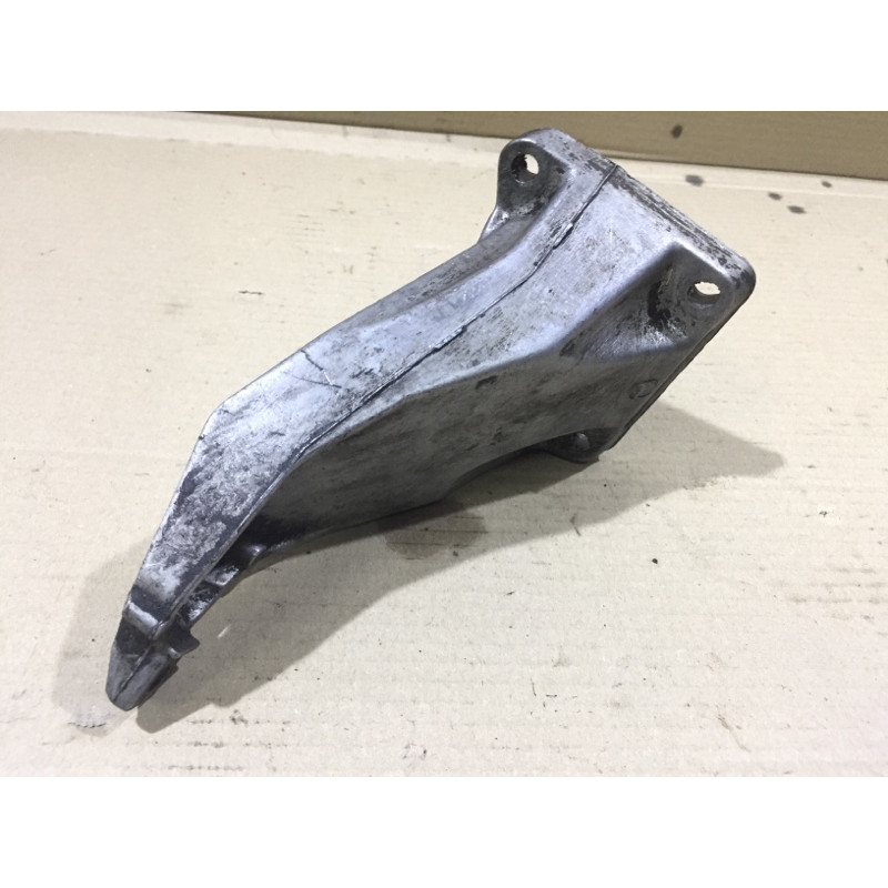 Кронштейн подушки двигателя (кронштейны двигателя) BMW 5-series E34 11811133362