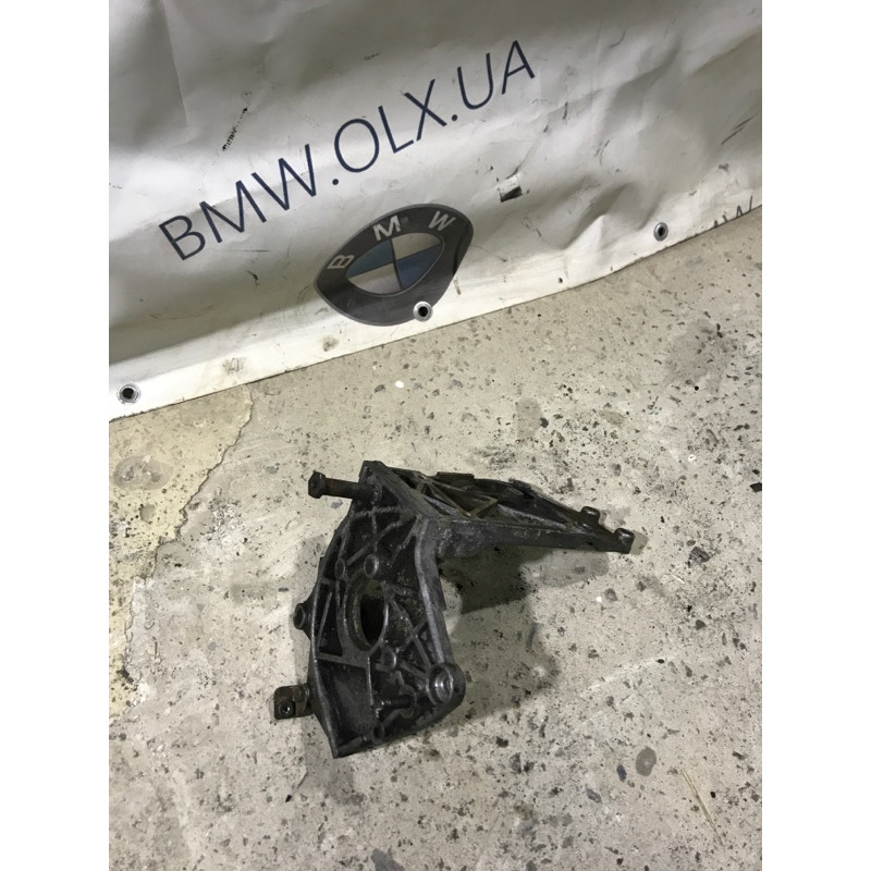 Кронштейн ТНВД (кронштейны двигателя) BMW 3-series E30 M21d24 2241066