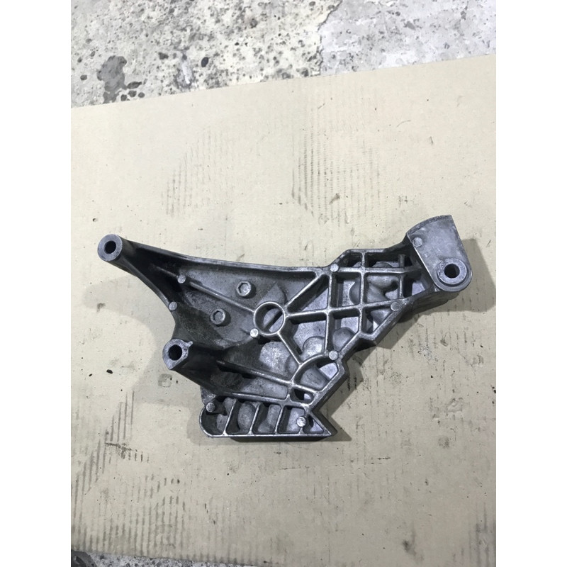 Кронштейн подушки двигателя (кронштейны двигателя) Volkswagen Passat B6 2008 2.0 BKP 03G199207E